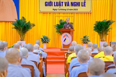 Hòa thượng Thích Thiện Thống, Phó Chủ tịch Hội đồng Trị sự, Trưởng ban Trị sự GHPGVN tỉnh An Giang phát biểu tại Khóa bồi dưỡng Giới luật và Nghi lễ thiền môn tại An Giang