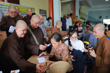 Chư Ni các tự viện TP.HCM, tỉnh Đồng Nai trao quà đến bà con khó khăn tại TP.Đà Nẵng