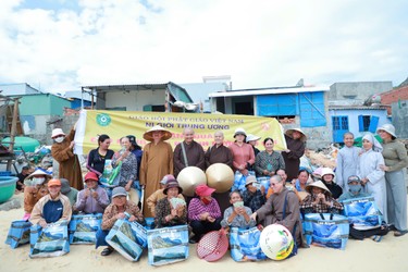 Đoàn phân ban Ni giới T.Ư hỗ trợ những gia đình bị sập nhà tại tỉnh Đắk Lắk