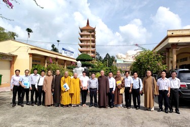 Đoàn công tác Tỉnh ủy tỉnh Đồng Tháp tham quan chùa Vĩnh Tràng