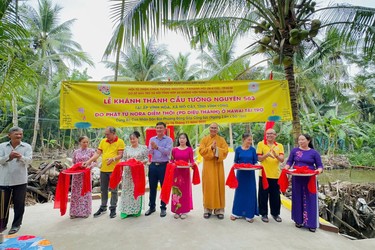 Ban Từ thiện xã hội Phật giáo TP.HCM, chùa Tường Nguyên cắt băng khánh thành cầu bê-tông tại xã Mỏ Cày