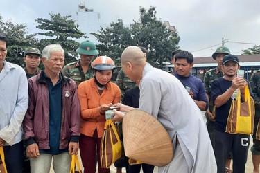 Ni trưởng Thích nữ Tâm Nguyệt trao quà đến bà con vùng lũ xã Hòa Thịnh, tỉnh Đắk Lắk