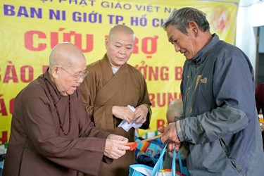 Ni trưởng Thích nữ Từ Nhẫn trao quà đến bà con khó khăn sau bão lũ