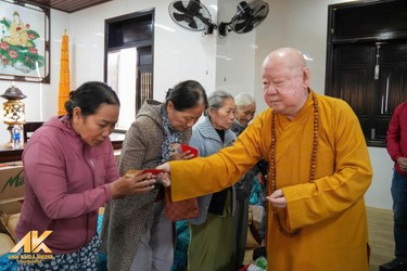 Đoàn từ thiện Quan Âm tu viện chia sẻ với gia đình bị sập nhà trong bão số 13 tại tỉnh Đắk Lắk 