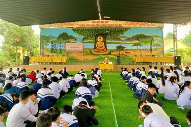 Đại đức Thích Chúc Huy có thời thuyết giảng về "Lòng biết ơn" đến học sinh