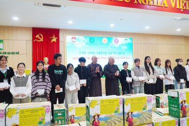 Ngày đầu tiên trong chuyến hành trình chia sẻ yêu thương, đoàn đã trao 600 phần quà đến bà con và các em sinh viên tại cố đô Huế