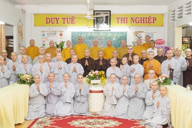 Tăng Ni sinh Lớp sơ cấp Phật học Q.3 (cũ) tri ân giáo thọ sư nhân ngày Nhà giáo 20-11