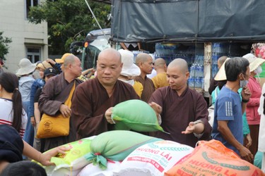 Ban Từ thiện xã hội Phật giáo tỉnh Vĩnh Long tặng quà đến bà con bão lũ xã Phú Hòa 2, tỉnh Đắk Lắk