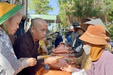 Thượng tọa Thích Viên Trí và thành viên đoàn trao quà hỗ trợ đồng bào vùng bão lũ tỉnh Đắk Lắk