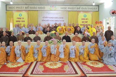 Tăng Ni sinh Lớp Sơ cấp Phật học Tân Bình lưu niệm cùng chư tôn đức - Ảnh: Nguyên Tài/BGN