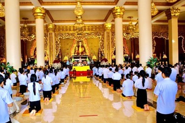 Hơn 500 thanh thiếu niên, Phật tử thành kính hướng về Tam bảo