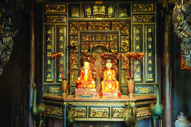 Tôn tượng Thiền sư Tuệ Tĩnh làm bằng gỗ mít, sơn son thếp vàng, được trưng bày tại Bảo tàng Y học cổ truyền Việt Nam (TP.HCM)