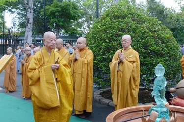 Đại lão Hòa thượng Thích Trí Quảng niêm hương, cử hành lễ Phật đản tại chùa Huê Nghiêm - Ảnh: Bảo Toàn/BGN