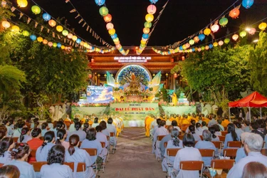 Lễ tưởng niệm Bồ-tát Thích Quảng Đức tại lễ đài chính Ban Trị sự Phật giáo Khánh Hòa - Ảnh: Trọng Phú
