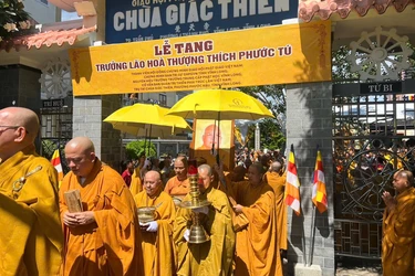 Phụng tống kim quan Trưởng lão Hoà thượng Thích Phước Tú trà-tỳ - Ảnh: Tâm Phúc