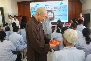 Trao lì xì mừng tuổi đến các bệnh nhân nghèo