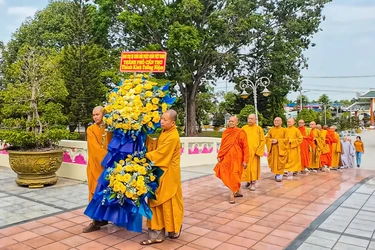 Ban Thường trực Ban Trị sự, Ban Tổ chức Đại hội, chư Tăng Ni đại biểu trang nghiêm dâng hương, đặt vòng hoa tưởng niệm tại Nghĩa trang Liệt sĩ TP.Cần Thơ - Ảnh: Quảng Đạo/BGN