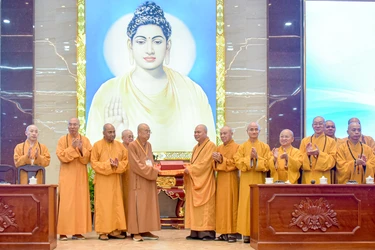 Thượng tọa Thích Thanh Phong tặng quà lưu niệm của Ban Trị sự GHPGVN TP.HCM đến phái đoàn Hội Phật giáo Hoa Tăng thế giới - Ảnh: Quảng Đạo/BGN