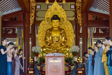 Lắng lòng thanh tịnh trước khi thực hiện nghi lễ sám hối, phát nguyện quy y Tam bảo tại chánh điện chùa Phổ Quang - Ảnh: Quảng Đạo/BGN