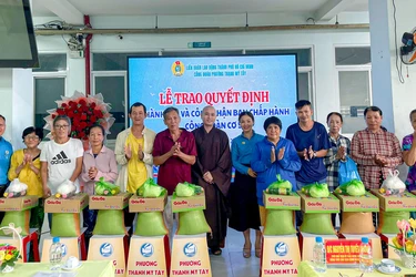 Chùa Văn Thánh (P.Bình Lợi Trung) trao các phần quà đến người dân có hoàn cảnh khó khăn
