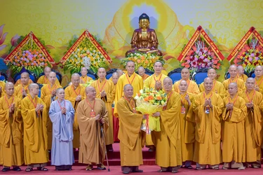 Trưởng lão Hòa thượng Thích Thanh Nhiễu tặng hoa chúc mừng Thượng tọa Thích Tâm Chính, Trưởng Ban Trị sự Phật giáo tỉnh Thanh Hóa nhiệm kỳ 2026-2031 - Ảnh: Quảng Đạo/BGN