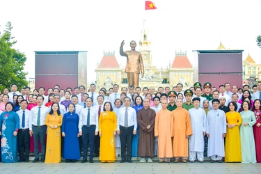 Đại biểu chụp hình lưu niệm trước tượng đài Chủ tịch Hồ Chí Minh vào sáng 1-7 - Ảnh: Quảng Đạo/BGN