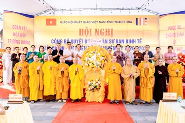 Ban Trị sự GHPGVN tỉnh Thanh Hóa tặng hoa chúc mừng đến Ban Kinh tế Tài chính - Từ thiện xã hội - Ảnh: Đức Hòe