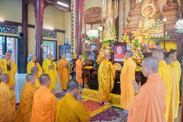 Chư Tăng cử hành lễ cúng ngọ theo nghi lễ Phật giáo truyền thống kinh đô Phú Xuân đối với các bậc Trưởng lão nhân húy nhật Trưởng lão Hòa thượng Thích Minh Châu - Ảnh: Quảng Đạo/BGN