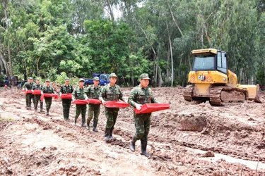 Đội Quy tập hài cốt liệt sĩ thuộc Bộ Tư lệnh TP.HCM đang thực hiện nhiệm vụ tại Công viên Lê Thị Riêng 