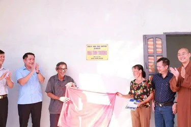 Gia đình ông Nguyễn Văn Cưng vui mừng đón nhận nhà mới