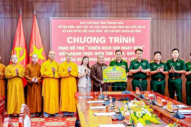Thượng tọa Thích Tâm Chính trao 100 triệu đồng hỗ trợ Chiến dịch “500 ngày đêm” - Ảnh: Đức Hòe