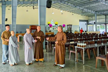 Ni trưởng Thích nữ Huệ Tuyến trao đổi cùng các thành viên trong đoàn