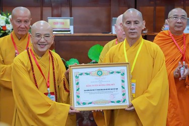 Hòa thượng Thích Thiện Thống trao Bằng tuyên dương công đức của GHPGVN đến Hòa thượng Thích Khế Chơn - Phó Chủ tịch Hội đồng Trị sự, Trưởng ban Hướng dẫn Phật tử T.Ư - Ảnh: Trung Thắng