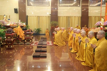 Chư tôn đức Ban Thường trực Ban Trị sự Phật giáo TP.HCM khánh tuế Đức Pháp chủ GHPGVN, cùng chư vị giáo phẩm Hội đồng Chứng minh - Ảnh: Nguyên Tài/BGN