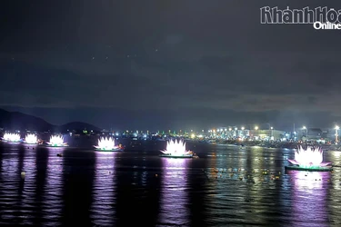 Khánh Hòa: Lễ thắp sáng 7 đóa hoa sen trên Đầm Nại mừng Đại lễ Phật đản