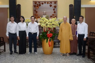 Lãnh đạo Công an TP.HCM thăm và chúc mừng Lễ Phật đản Phật lịch 2570 đến Đức Pháp chủ GHPGVN - Ảnh: Bảo Toàn/BGN