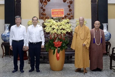 Lãnh đạo Cục An ninh Nội địa - Bộ Công an chúc mừng Đại lễ Phật đản Phật lịch 2570 đến Đức Pháp chủ GHPGVN- Ảnh: Bảo Toàn/BGN