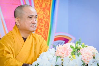 Thượng tọa Thích Tâm Hải chia sẻ cùng chư Tăng Ni hành giả an cư liên phường Vũng Tàu, Tam Thắng, Phước Thắng, Rạch Dừa (TP.HCM) tại trường hạ chùa Liên Trì - Ảnh: Tịnh Mạnh