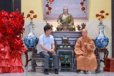 Đức Pháp chủ tiếp thân mật Thứ trưởng Bộ Tư pháp Nguyễn Thanh Tịnh - Ảnh: Nguyên Tài/BGN