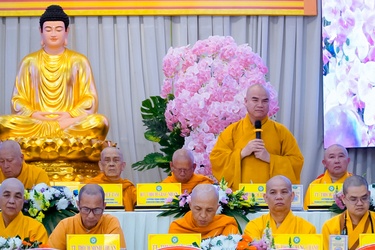 Thượng tọa Thích Tĩnh Triệt, Trưởng ban Trị sự GHPGVN tỉnh Đồng Tháp phát biểu tại hội nghị