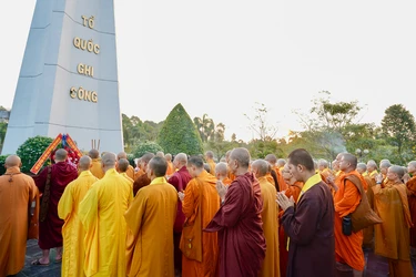 Ban Thường trực Ban Trị sự, Ban Tổ chức Đại hội đại biểu Phật giáo tỉnh Đồng Nai lần thứ I trang nghiêm dâng hương tưởng niệm tại Nghĩa trang Liệt sĩ tỉnh - Ảnh: Nguyện Truyền/BGN