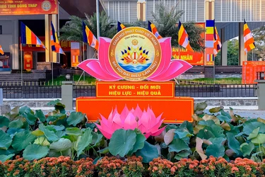 Biểu tượng chào mừng Đại hội đại biểu Phật giáo tỉnh Đồng Tháp lần thứ I, nhiệm kỳ 2026-2031 được thiết trí trước khuôn viên hội trường Bông Sen