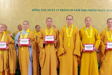 Đại đức Thích Đạt Ma Quang Tuệ, Hiệu trưởng Trường Trung cấp Phật học tỉnh Đồng Nai trao Bằng tốt nghiệp của 5 cơ sở trực thuộc đến đại diện Ban Quản lý các cơ sở