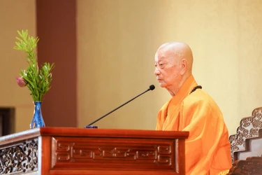 Đức Pháp chủ GHPGVN - Đại lão Hòa thượng Thích Trí Quảng sách tấn Đạo tràng Pháp Hoa tại chùa Huê Nghiêm (P.An Khánh, TP.HCM) - Ảnh: Nguyện Truyền/BGN 