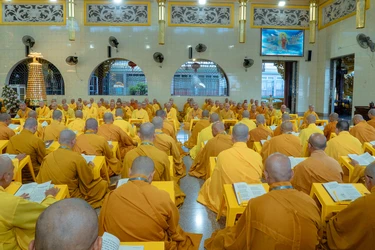 Chư tôn đức tham dự lễ Bố-tát định kỳ theo truyền thống thiền môn