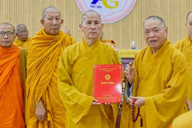 Trưởng lão Hòa thượng Thích Thiện Pháp trao quyết định Trưởng ban Trị sự GHPGVN tỉnh An Giang đến Hòa thượng Thích Thiện Thống 