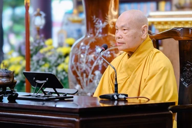 Trưởng lão Hòa thượng Thích Thiện Nhơn sách tấn chư Tăng Ni an cư khu vực phía Đông TP.HCM tại hạ trường tập trung chùa Vạn Đức, vào sáng nay 16-7-2026 - Ảnh: Hạnh Đăng/BGN