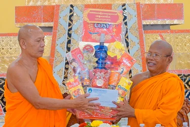 Hòa thượng Danh Đổng tặng quà tại chùa Dhammanimith 