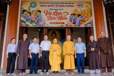 Lãnh đạo Sở Dân tộc và Tôn giáo TP.Đồng Nai chụp hình lưu niềm cùng Trưởng lão Hòa thượng Chủ tịch và chư Tăng chùa Quốc Ân Khải Tường