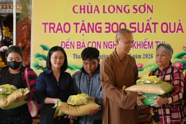 Chùa Long Sơn trao tặng 300 phần quà từ thiện đến bà con có hoàn cảnh đặc biệt khó khăn và người khiếm thị